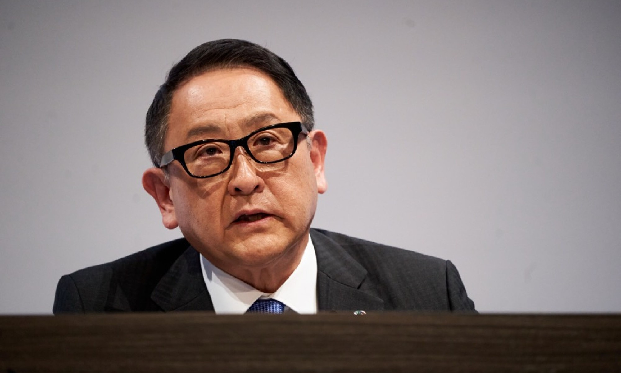 Polémicas declaraciones del Presidente de Toyota: «9 millones de coches eléctricos contaminan tanto como 27 millones de híbridos»