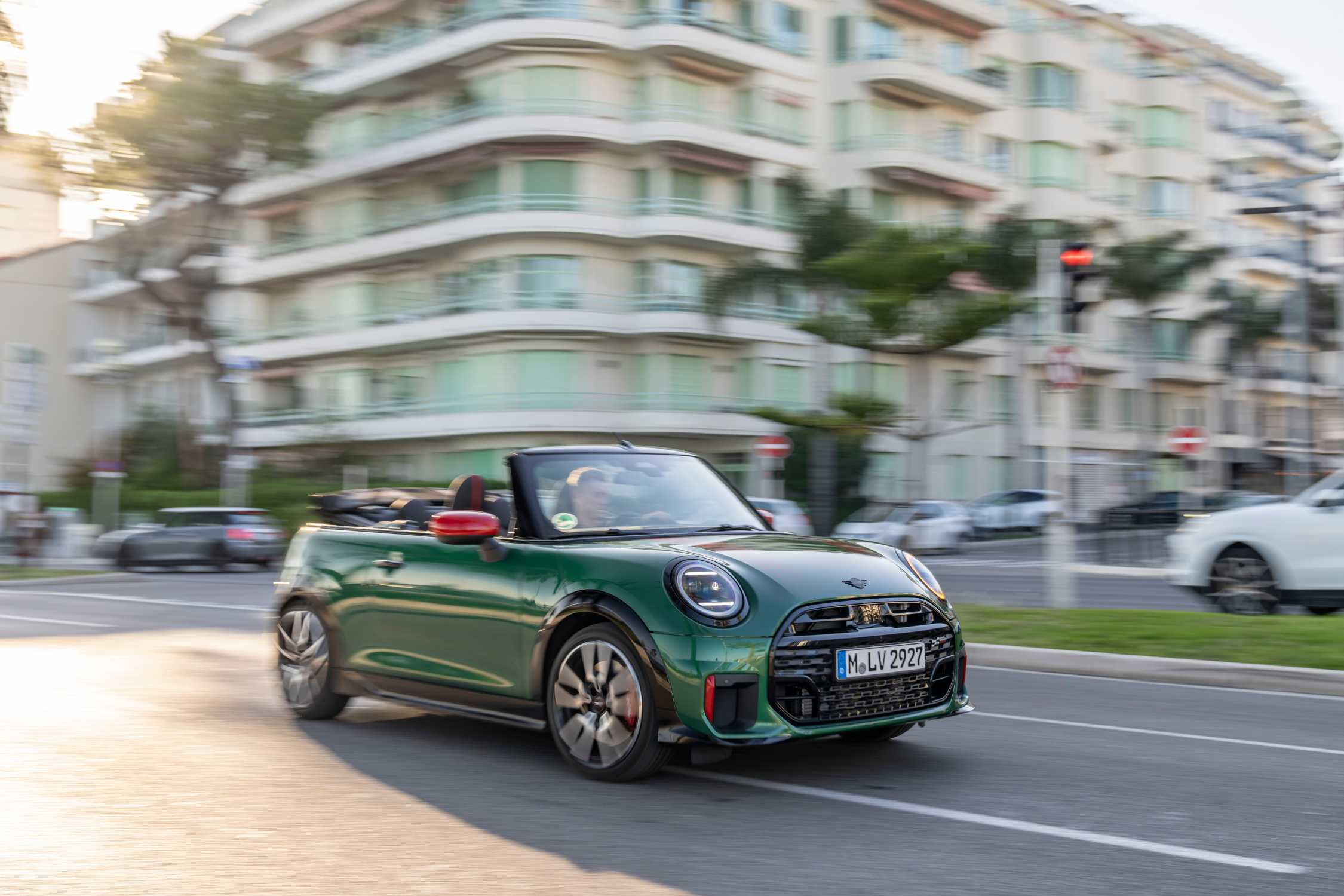 MINI John Cooper Works Convertible: desempeño de punta y 360 grados de libertad bajo el cielo azul