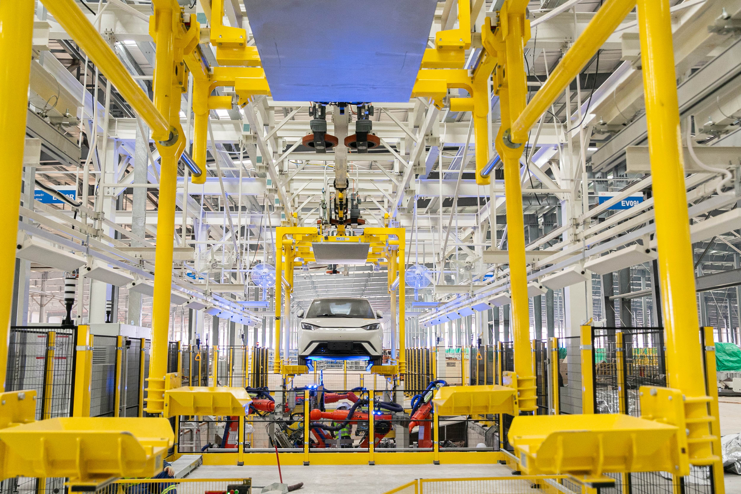 El primer vehículo 100% eléctrico de BYD sale de la línea de producción en Brasil
