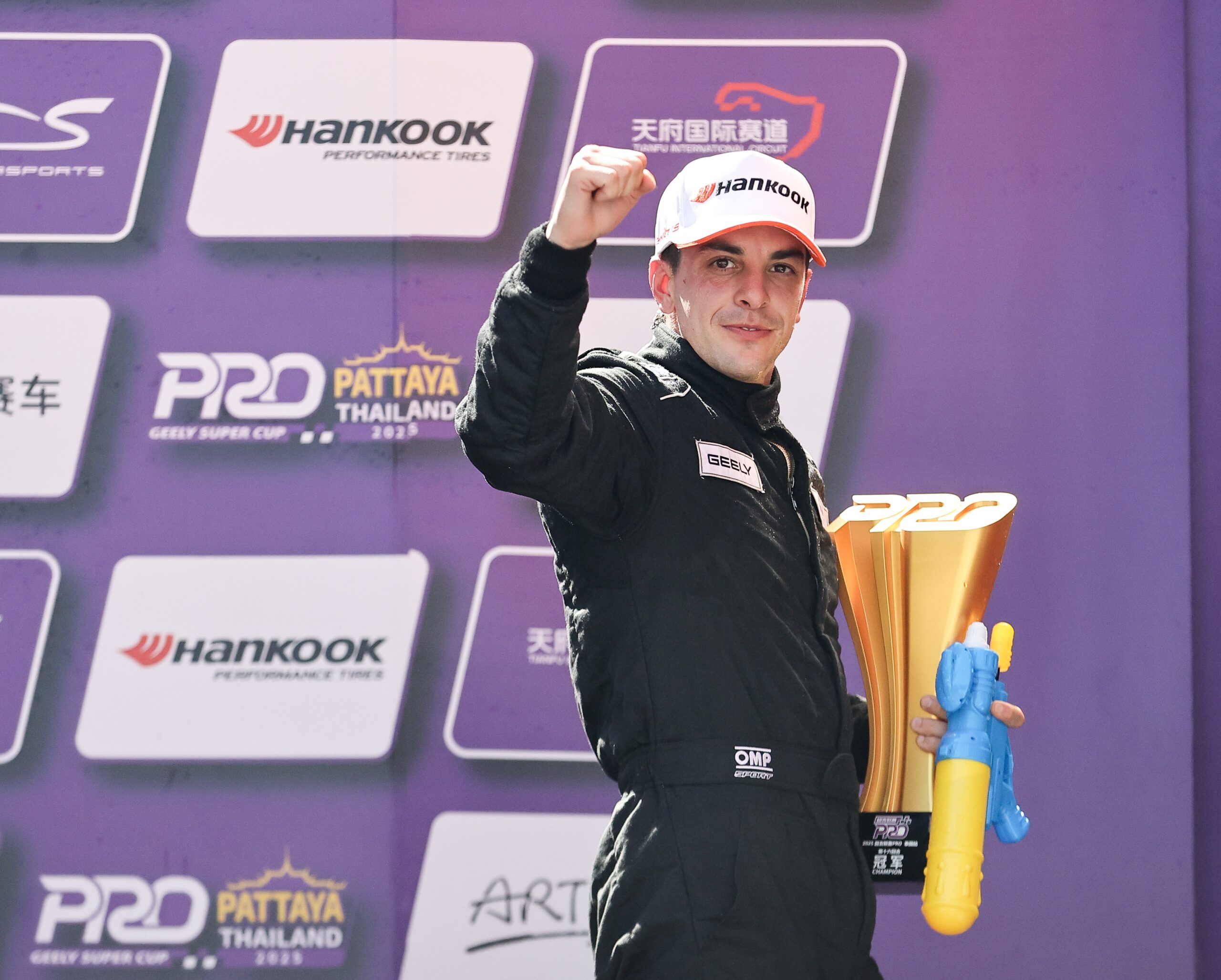 3 de 3: Santiago Urrutia participó de la Geely Super Cup Pro y se llevó todas las carreras