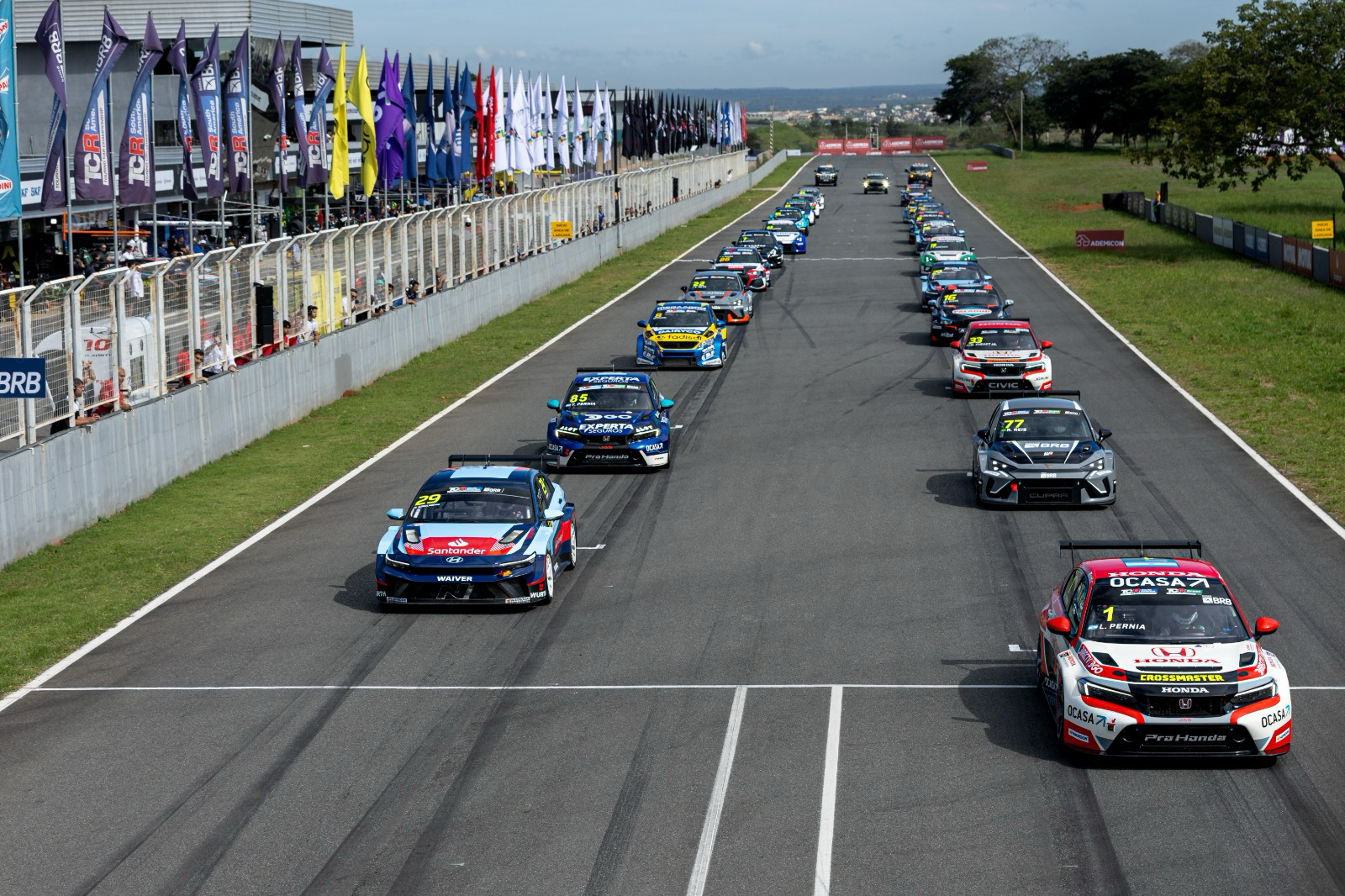 Leonel Pernía ganó y gustó en la primera fecha del TCR South America